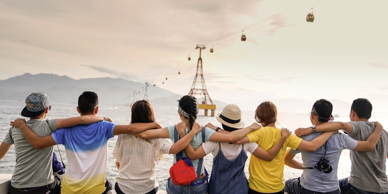 电竞玩家社区互动界面 - 用户发帖、评论与实时聊天场景